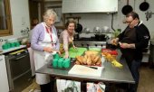 Más de 50 voluntarios se encargan de preparar los desayunos cada día. También trabajarán mañana. Foto: Lluís Milián